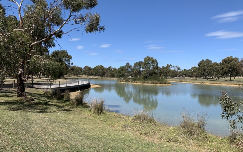 Elsternwick Park offers playgrounds, walking path around the lake. Credit image: https://minkys-dayout.com/