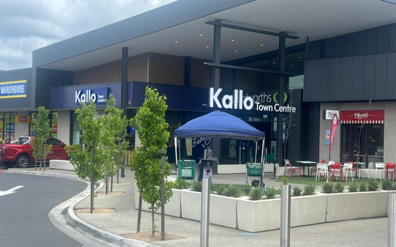 Kallo Town Centre offers a diverse mix of shopping, dining, and essential services.
